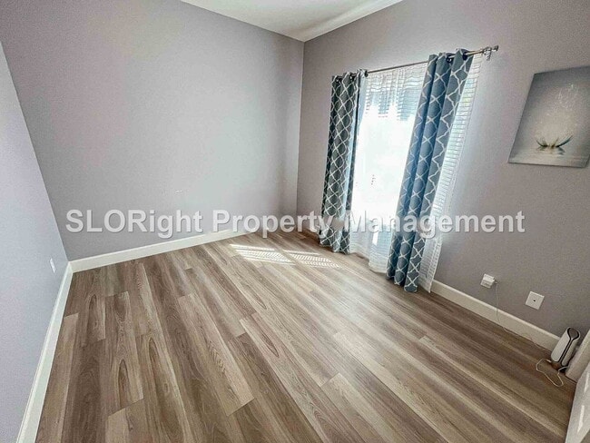 Building Photo - AVAILABLE NOW - Charming Atascadero Home - 2 Bed / 1 Bath
