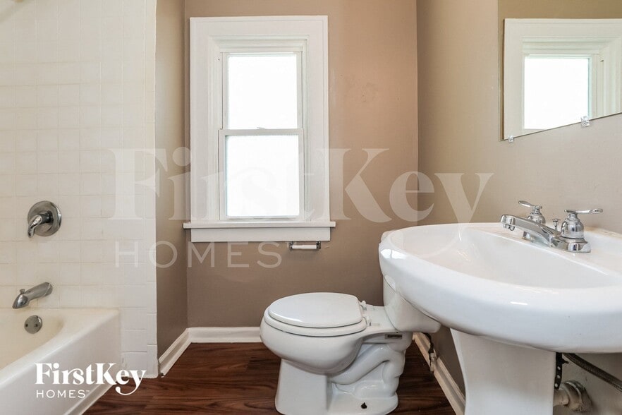 Building Photo - 754 North Ave