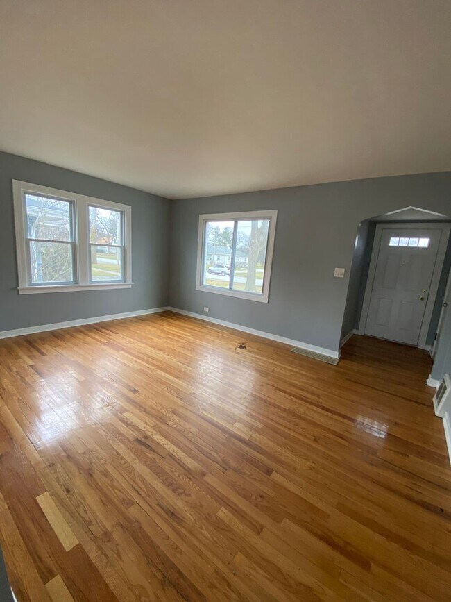 Building Photo - HOUSE FOR RENT IN LANSING !!
