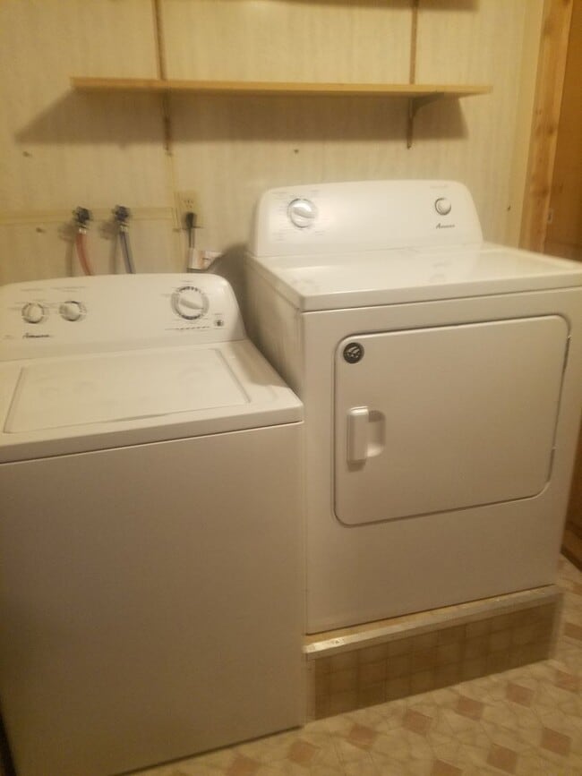 Building Photo - 3 Bed 2.5 bath townhome in Ammon right beh...