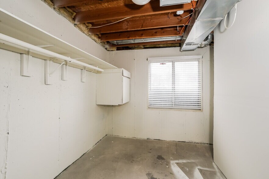 Building Photo - 5902 Woodview Dr