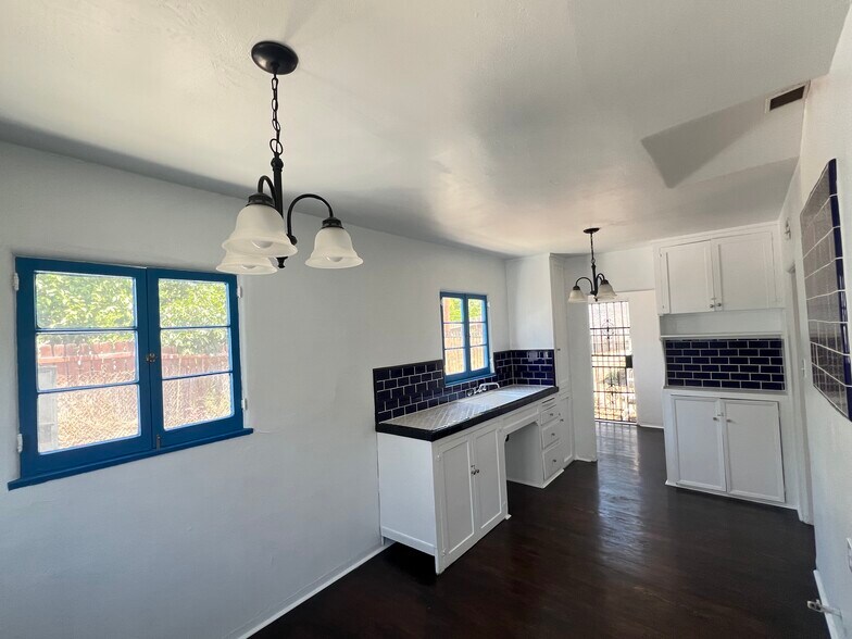 Kitchen - 1931 Avalon St
