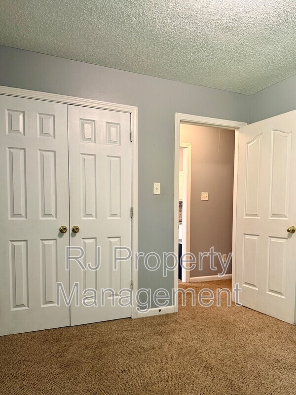 Building Photo - 6095 E Everett Hill Cir
