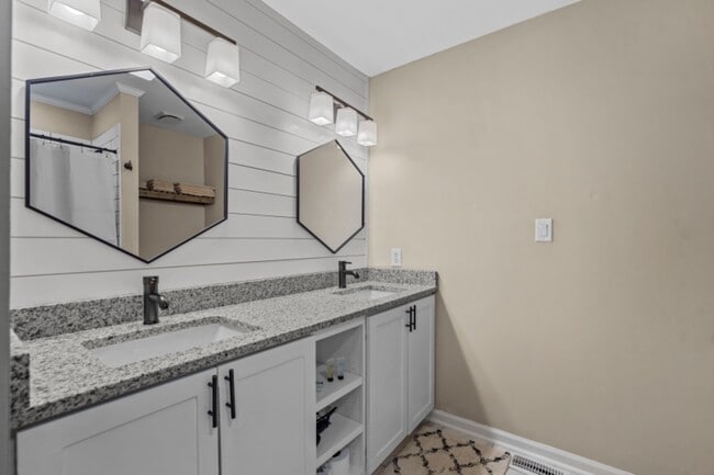 Building Photo - 102 David Dr