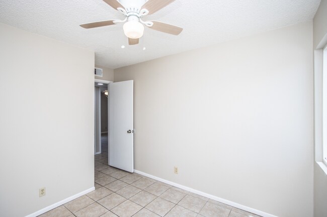 Building Photo - 3Br in gated community