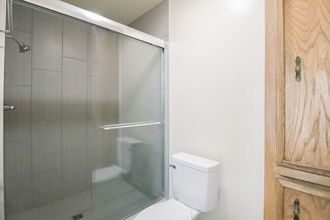 Building Photo - Updated Move In Ready 3-Bedroom Home, Grea...