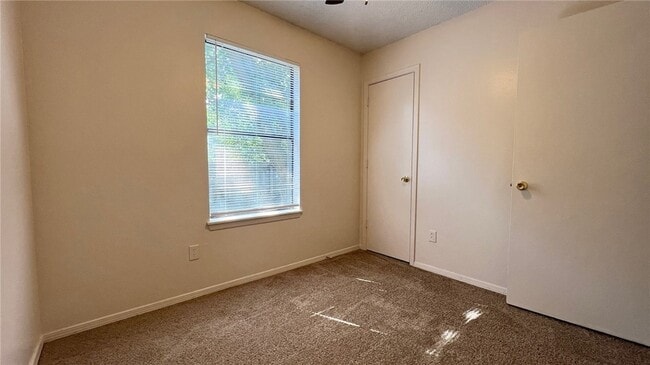 Building Photo - 10 Brookhaven Ct