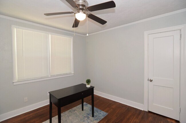 Building Photo - Modern Comfort with Timeless Cozy Charm and a fenced-in yard!