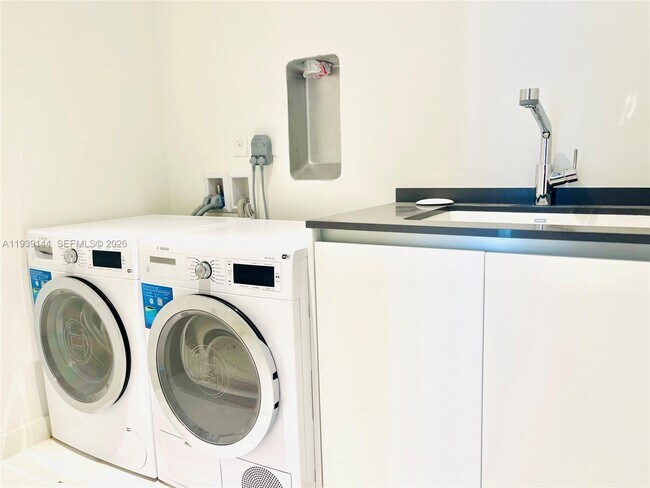 Building Photo - 300 Biscayne Blvd Way