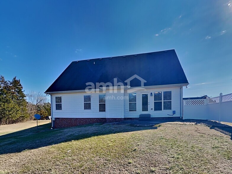 Building Photo - 227 Rockytop Trl