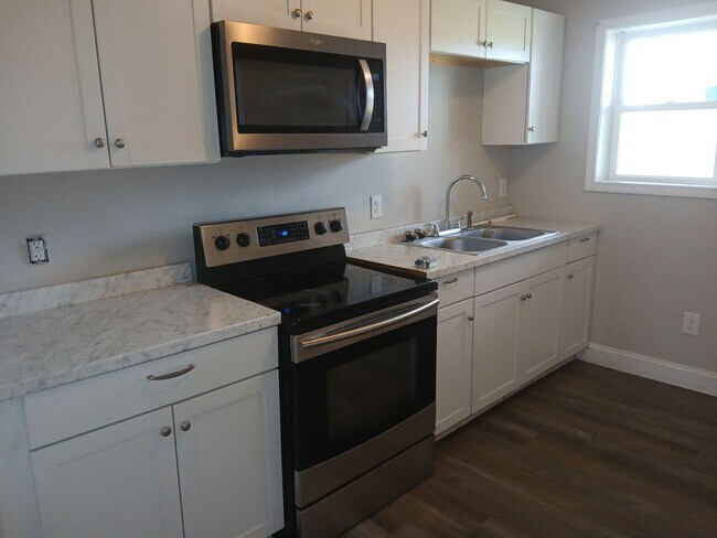 Building Photo - 2 Bedroom 1 Bathroom Duplex Available NOW!