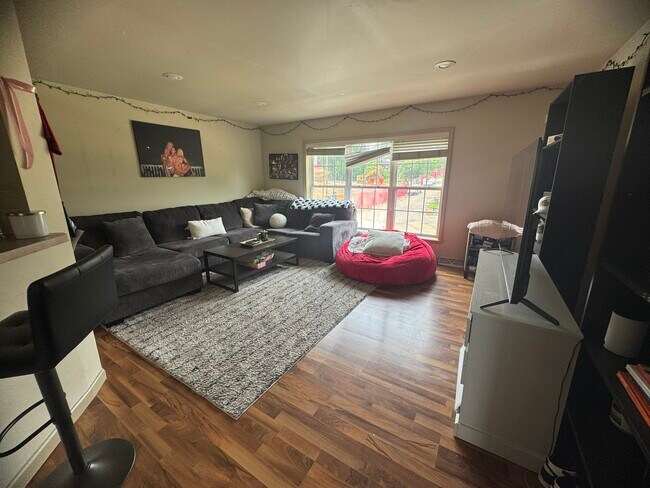 Building Photo - 201 E 19th St