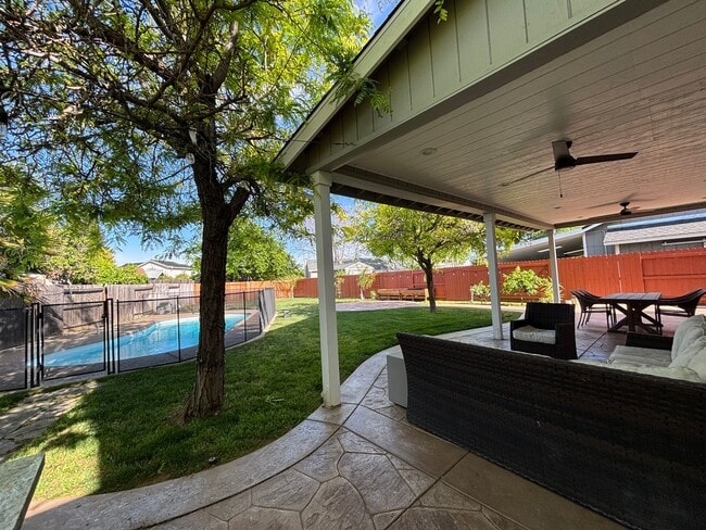 Building Photo - 879 Fall River Trail