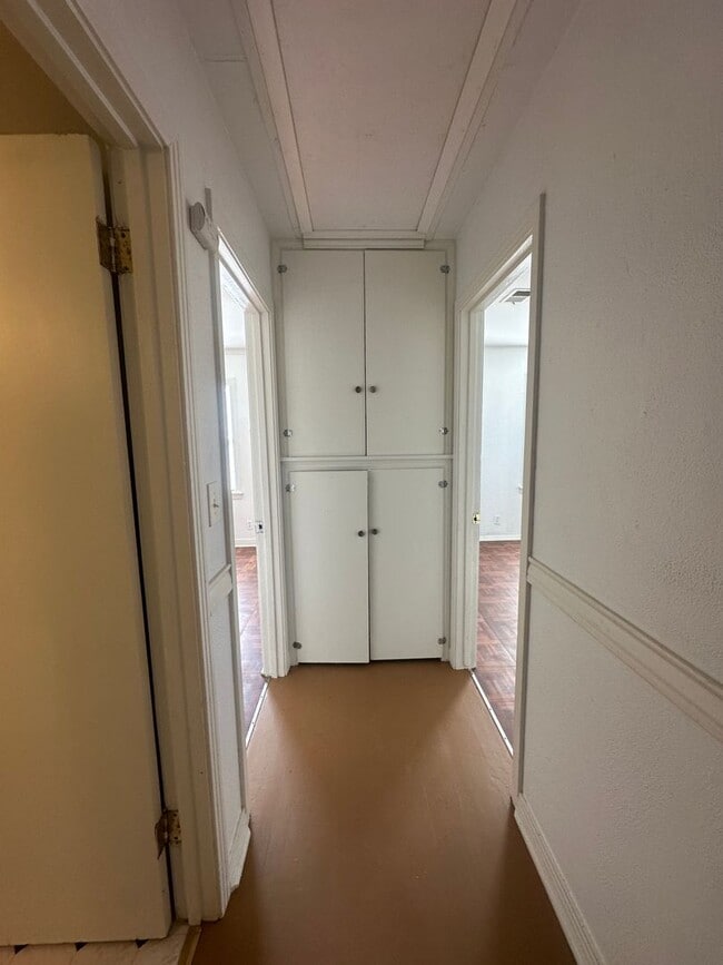 Building Photo - Large 3b 2b Home