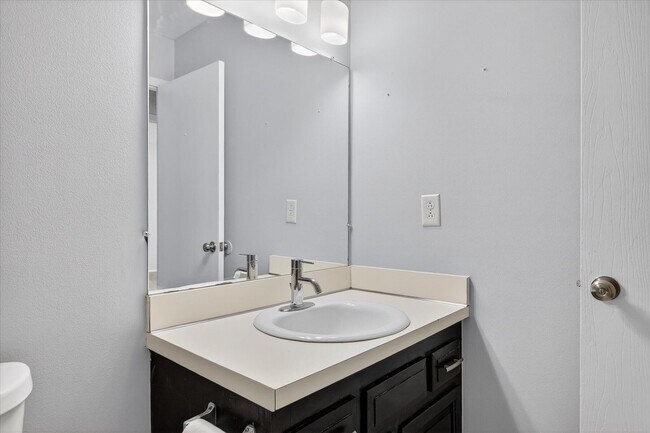 Building Photo - 41070 Southwind Dr