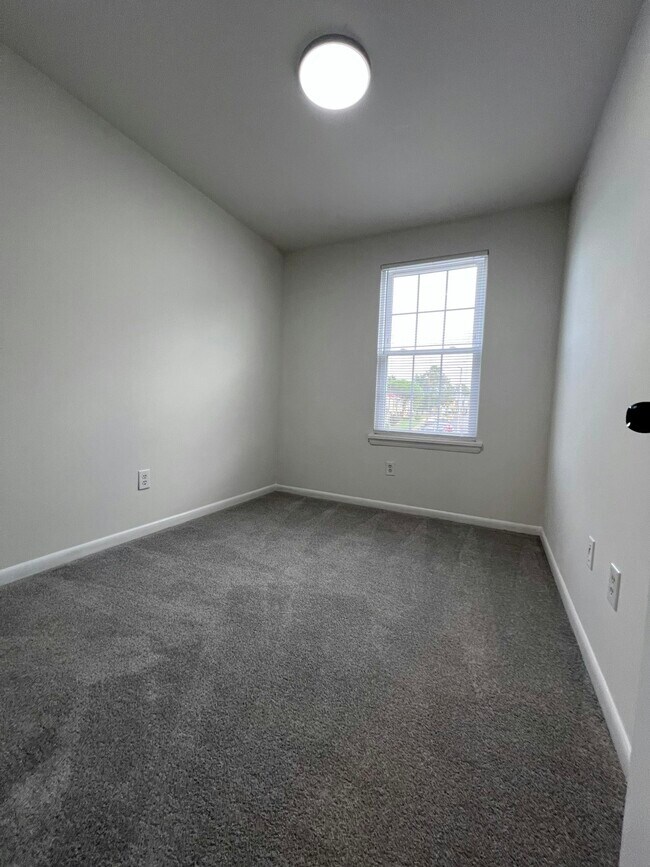 Building Photo - 300 Cedarwood Rd