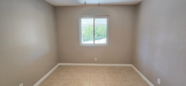 Building Photo - 405 S Kroeger St
