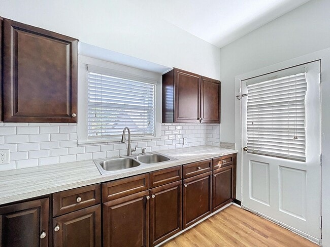 Building Photo - 1/1 in Central Lakeland with a great side ...