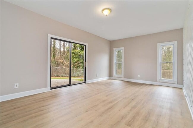 Building Photo - 3230 Cedar Bluff Dr NE