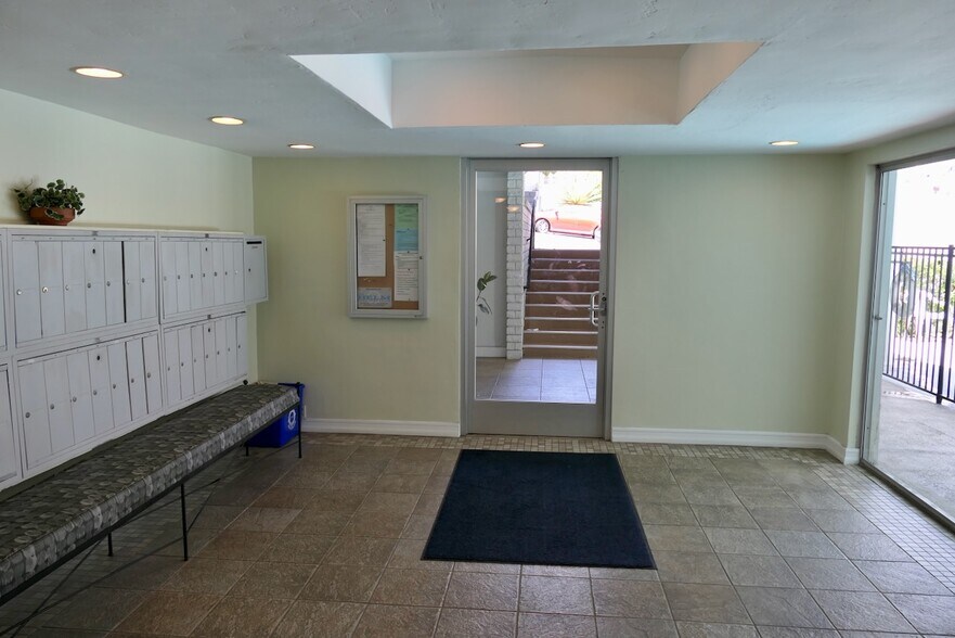 Building Photo - 1907 Robinson Ave