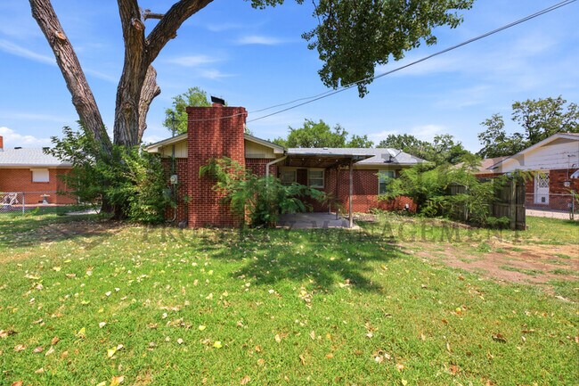Building Photo - 841 N Country Acres Ave