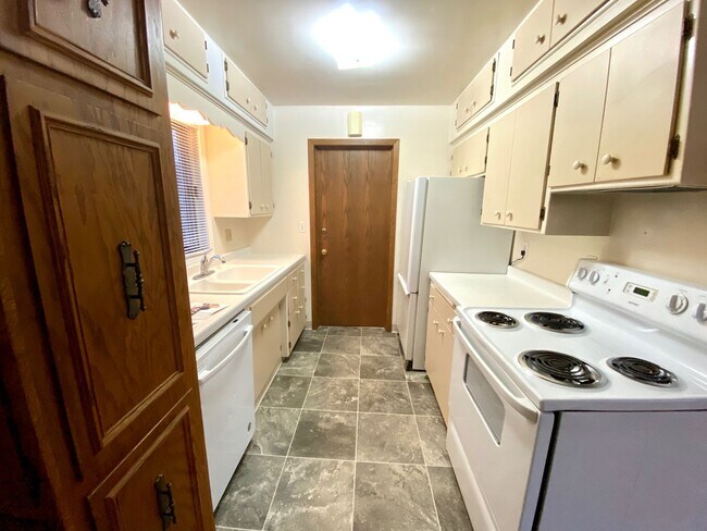 Building Photo - 2 Bed Duplex