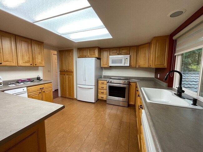 Building Photo - 10800 Lathrop Ln NW