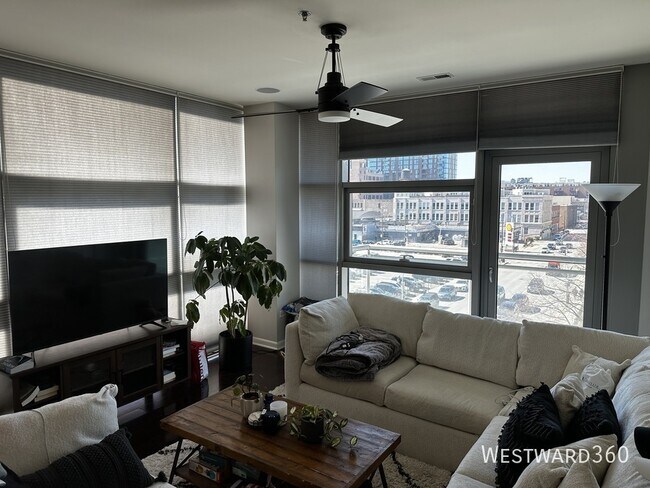 Building Photo - 225 S Sangamon-407