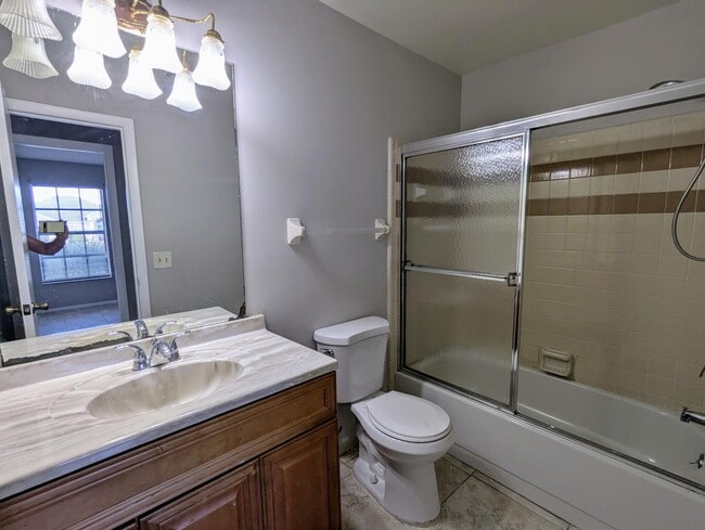 Building Photo - 554 SW Lakehurst Dr