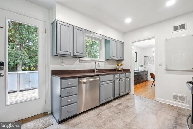 Building Photo - 11705 Admirals Ct