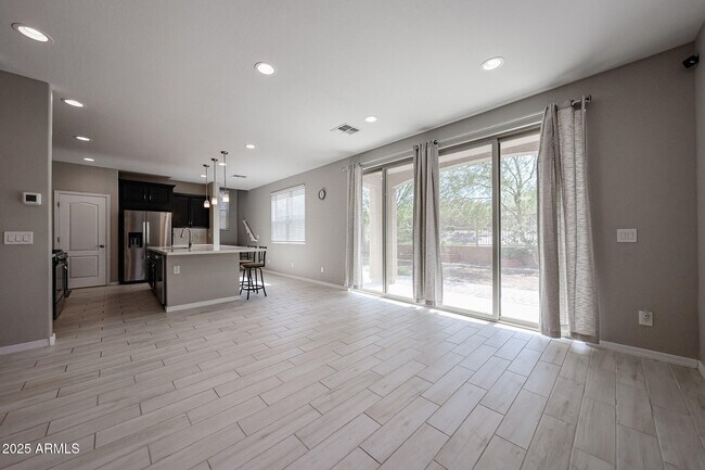Building Photo - 3813 E Branham Ln