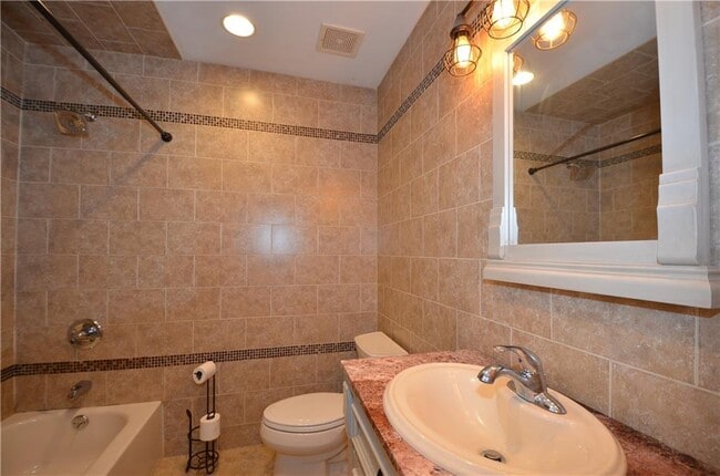 Building Photo - 5198 Hylan Blvd