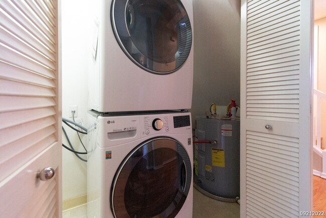 Building Photo - CENTRAL AC 3BR 2.5BA w/2-Car Garage & Backyard @ Spinnaker, Ewa Beach!