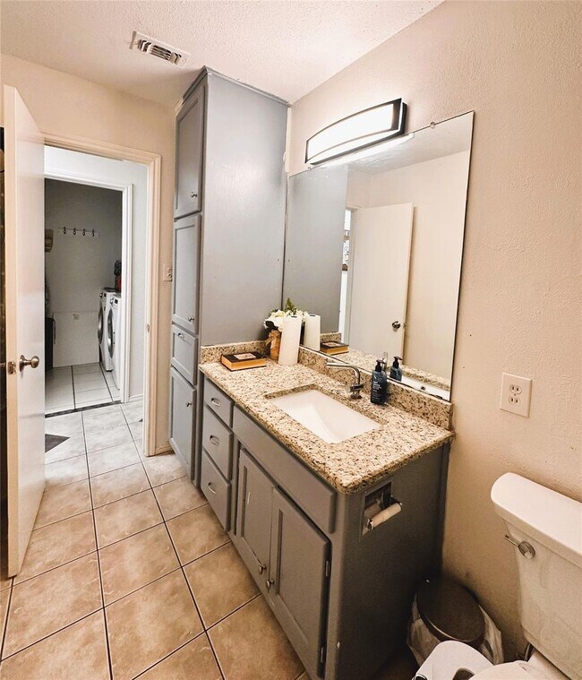 Building Photo - Three Bed Two Bath Home