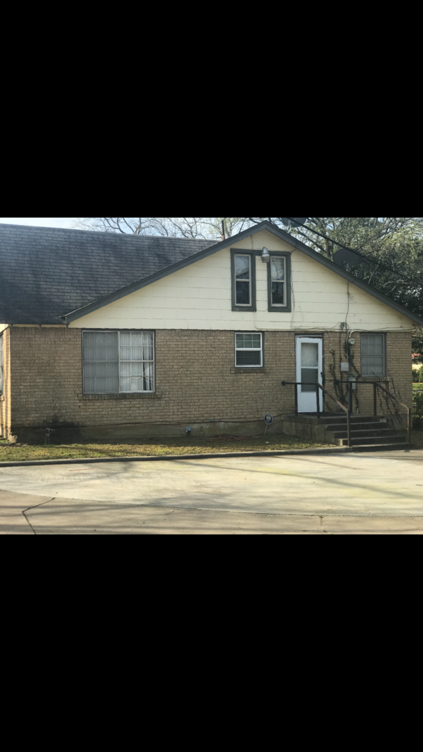 Building Photo - Pretty Tudor Style home with hard wood flo...