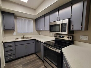 Building Photo - Silver Creek