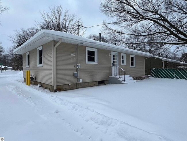 Building Photo - 833 Fern St