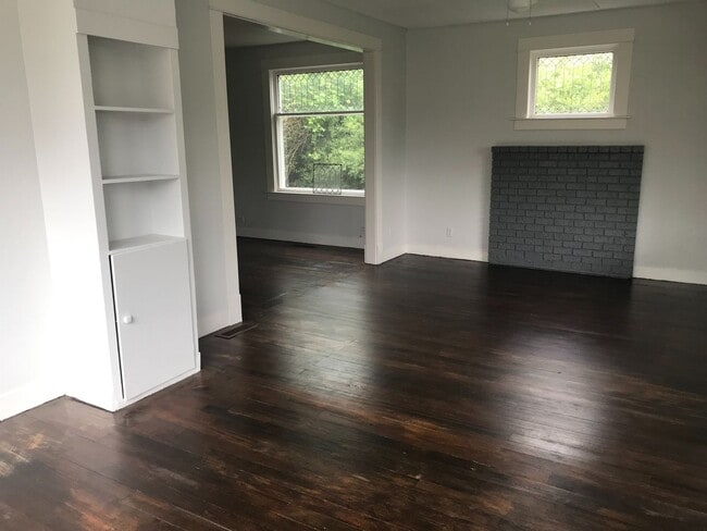 Building Photo - Available Now - 2bed, 1 bath house