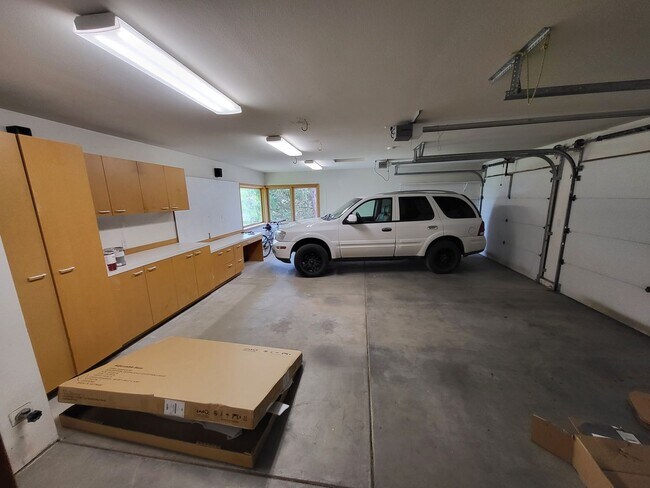 Building Photo - FULLY FURNISHED - 3 Bed 3 Full bath-office...