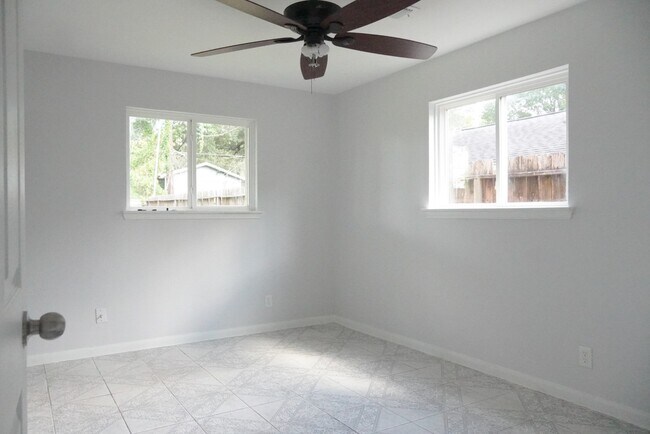Building Photo - 1203 Mooney Rd