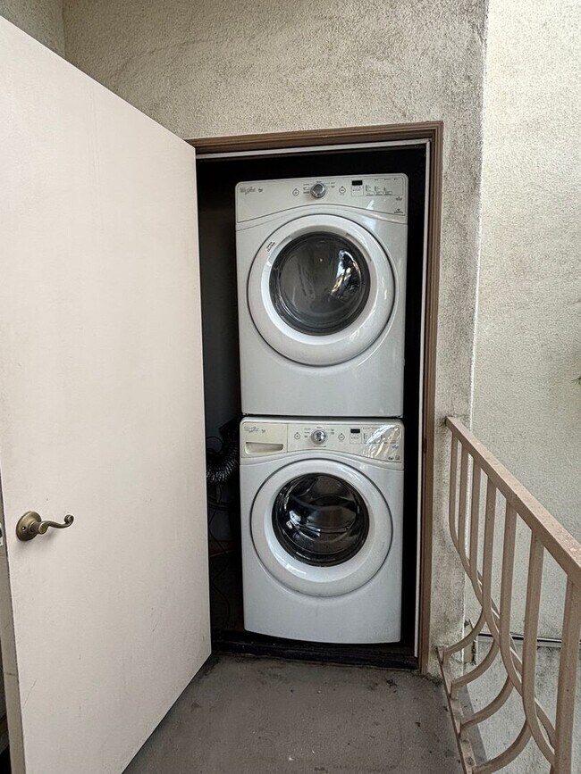 Building Photo - Beautiful 2 Bed / 2 Bath Condo for Rent in Long Beach!