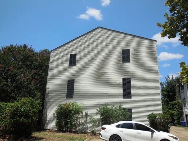 Building Photo - 1414 Highland Ave