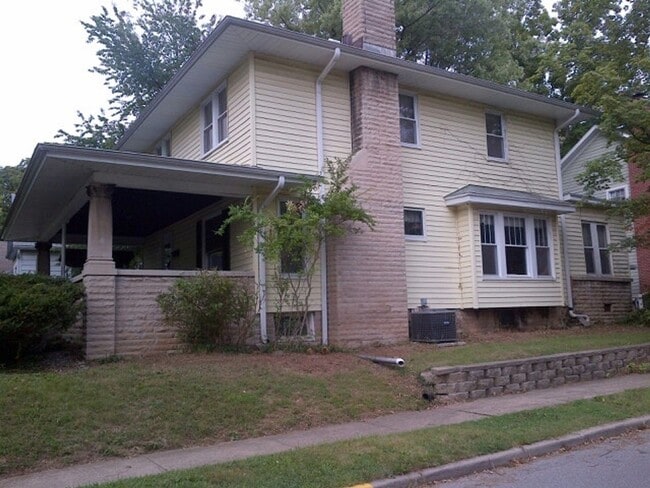 Building Photo - Charming 4 BD/2 BA home with large front porch behind optometry school and ELM Restaurant