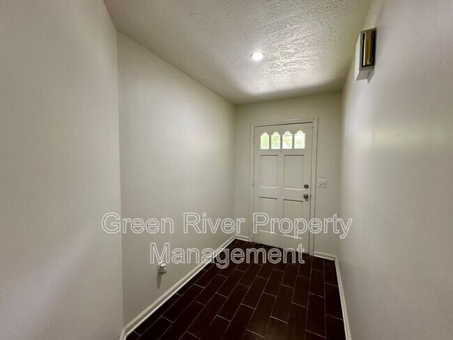Building Photo - 3288 Deerfield Pointe Dr