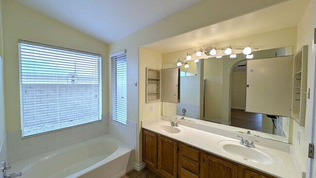 Building Photo - 2 Bedroom Home at The Springs Near E. Chandler Blvd. and S. Cooper Rd