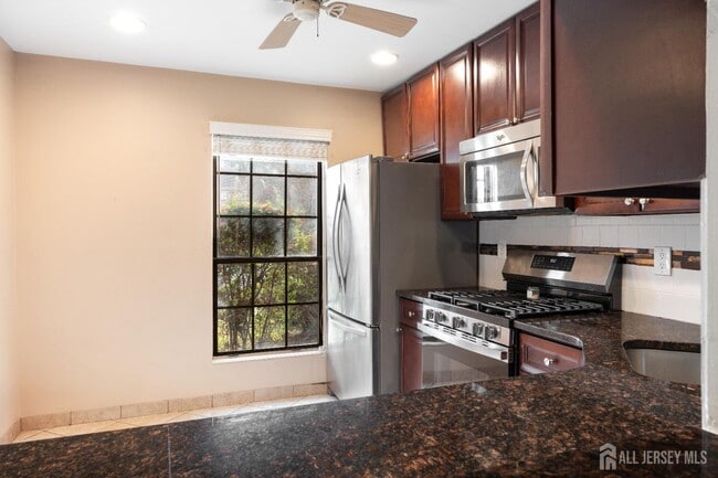 Building Photo - 13 Pear Tree Ln