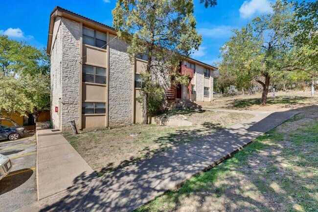 Primary Photo - 908 N LBJ Dr