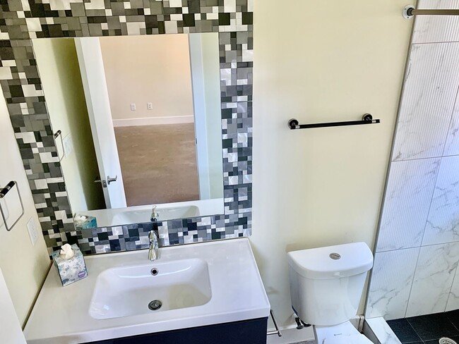 Building Photo - Modern 3 bedroom home in East Austin