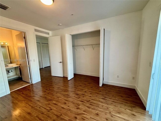 Building Photo - 440 NE 35th Ct