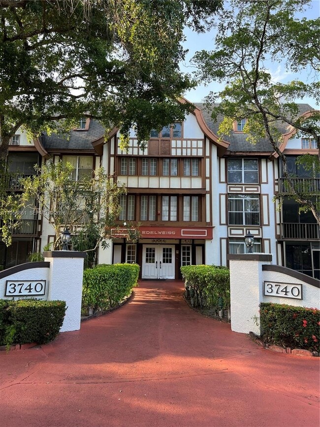 Building Photo - 3740 Inverrary Dr